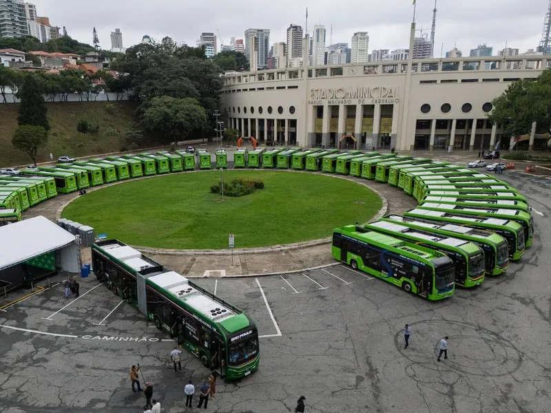 Ônibus articulado BC22 da BYD durante cerimônia de entrega em São Paulo. (Divulgação)